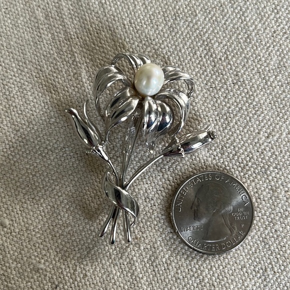 Sterling Silver Flower with Faux Pearl Brooch Pin Marked 925 - Picture 5 of 5